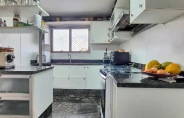 Apartamento 194m² com 3 Suítes e Andar Alto em Moema